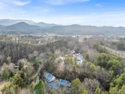 Sister cabins | Book both for full retreat - image 7 of 55