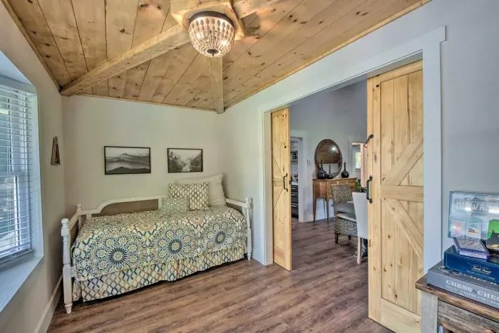 Twin bed in downstairs guest room with work station 