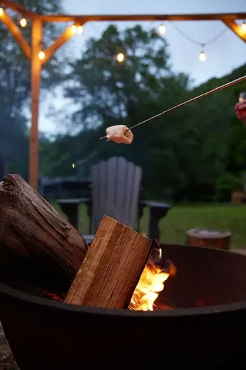 Have a taste of the night atmosphere around the fire  