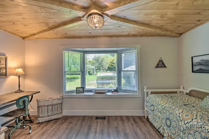 Your North Georgia retreat features a work station and extra sleeping in this space with a twin bed 
