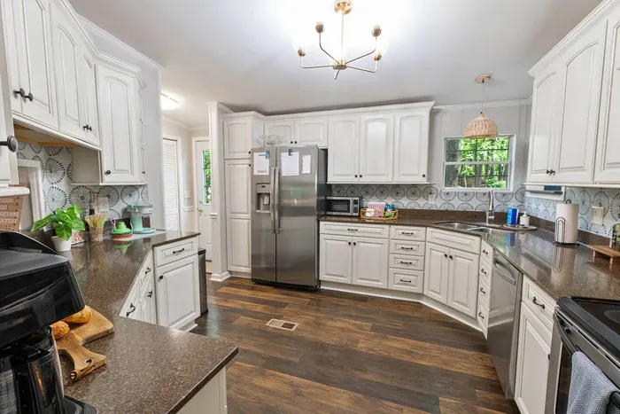 Kitchen stocked with everything you need to prepare an amazing meal!