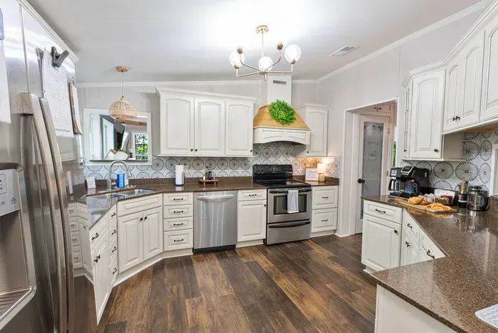 Full kitchen with plenty of counter space to prep meals.