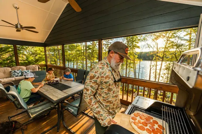 Make your own pizza night! Gas/pellet grill combo has settings for grilling, pizza & smoking meats.