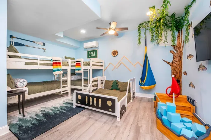 Themed bunkroom 4 twin beds( top bunks 165lb weight capacity) & 1 Queen bed.