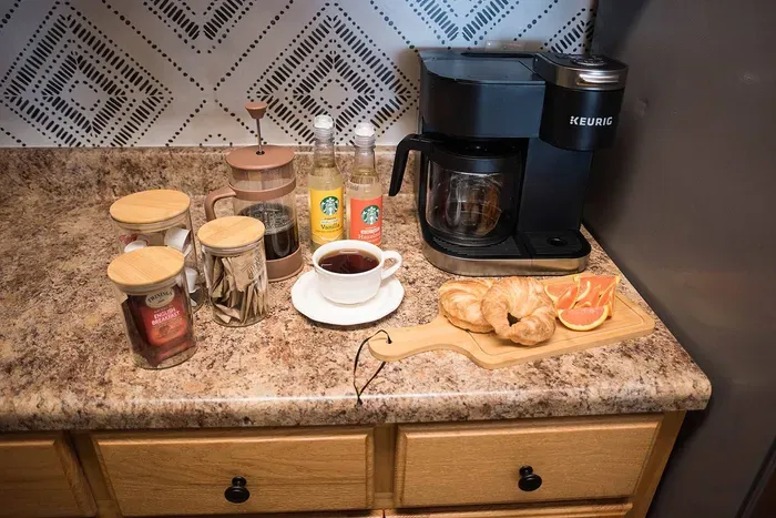 Coffee maker takes ground coffee & K-cups