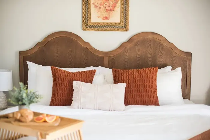 Primary room has smart TV.