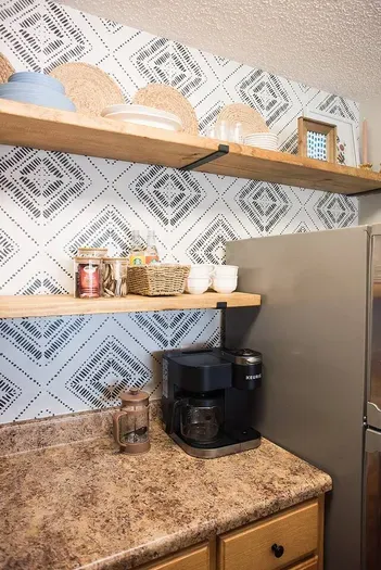 Complete kitchen essentials: From a coffee machine and mugs to plates and bowls everything you need is conveniently available for a seamless culinary experience