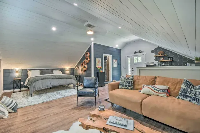 From the elegant furnishings to the thoughtful details, every corner of this space exudes warmth and charm.