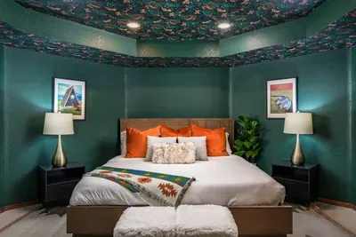 Downstairs bedroom with direct access to a joint bathroom.