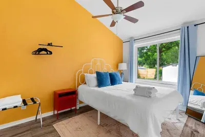 Room 3: Queen size bed