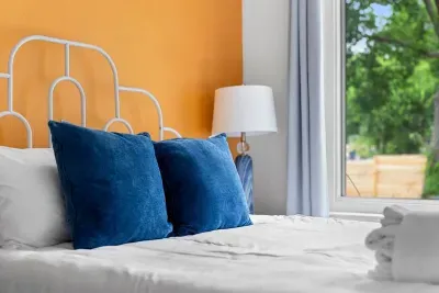 Room 3: Queen size bed