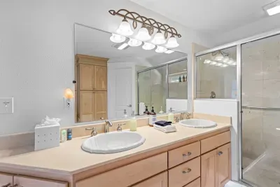 Master ensuite bathroom