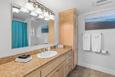 Ensuite bathroom for 3rd (teal) bedroom