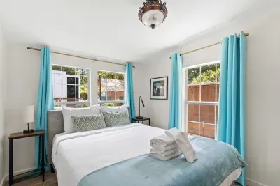 Bedroom 3- 1 queen bed