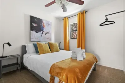 Bedroom 2 - 1 queen bed