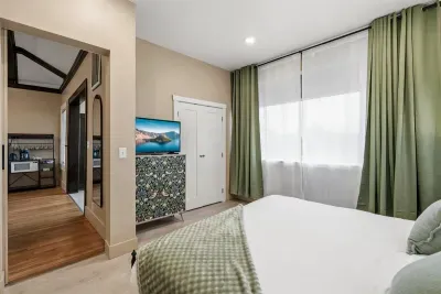 Bedroom - King Size Bed