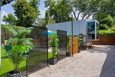 View of the driveway going back towards casita from the street)