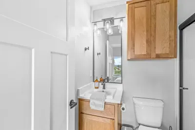 Master King Bedroom Ensuite Bathroom