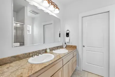 Ensuite bathroom for pink/green bedroom