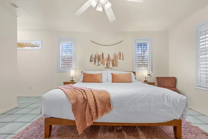 Master bedroom (King bed)