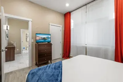 Unit 1: Bedroom - King Size Bed