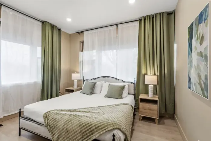 Unit 2: Bedroom - King Size Bed