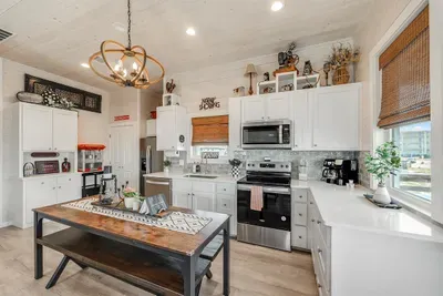 Fully equipped kitchen with dining table