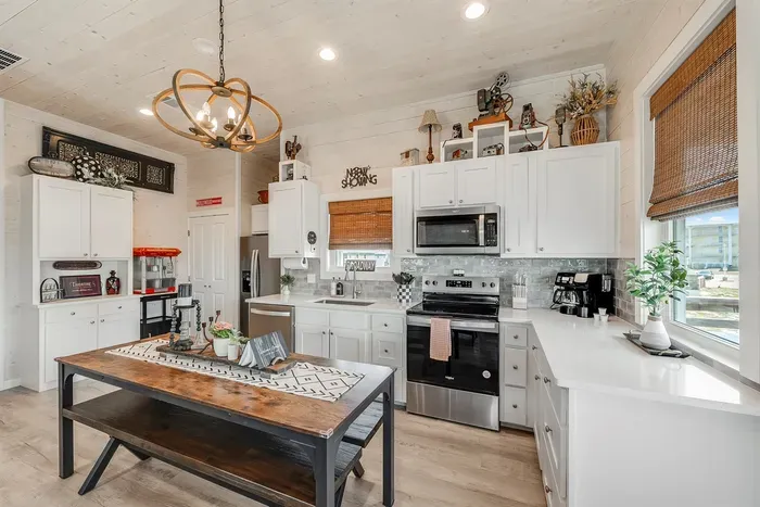 Fully equipped kitchen with dining table
