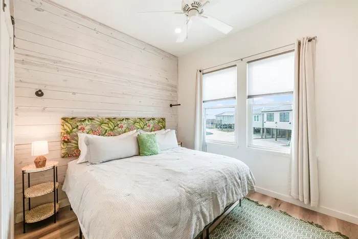 King bed with ensuite bathroom