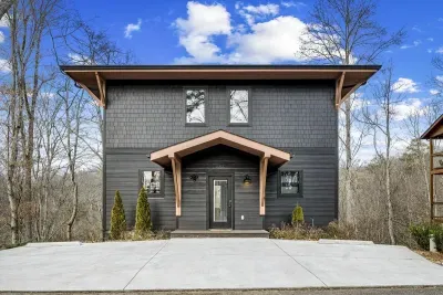 Welcoming front porch, prepare for lot of fun!