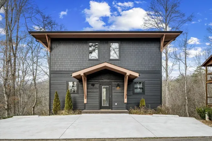 Welcoming front porch, prepare for lot of fun!