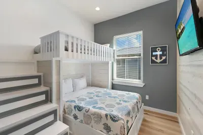 Bunk Room: Twin bed over double bed