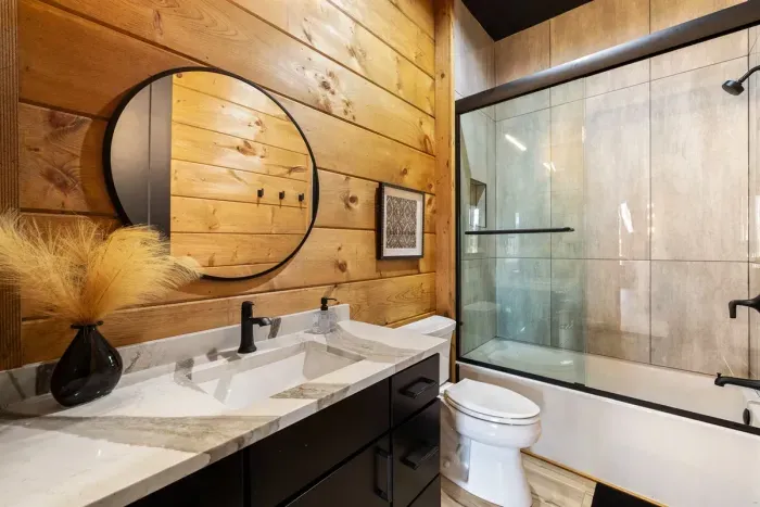 Enuite bathroom next to the King Bedroom