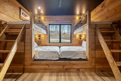 Bedroom: 2 queen beds on the bottom & two twin beds on top