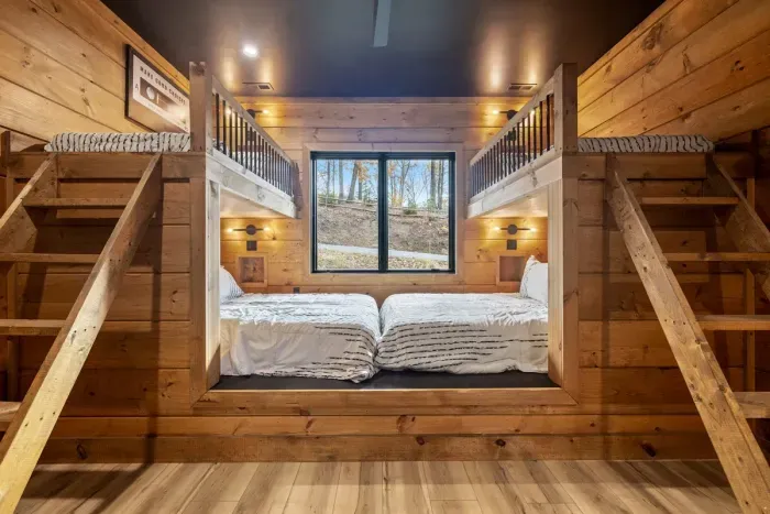 Bedroom: 2 queen beds on the bottom & two twin beds on top