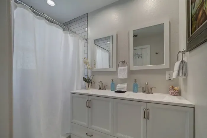 Hallway Full Bathroom