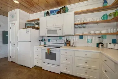 Turquoise Tides - image 17 of 37