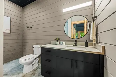 Ensuite bathroom to Queen Bedroom