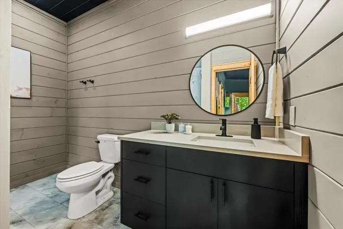 Ensuite bathroom to Queen Bedroom