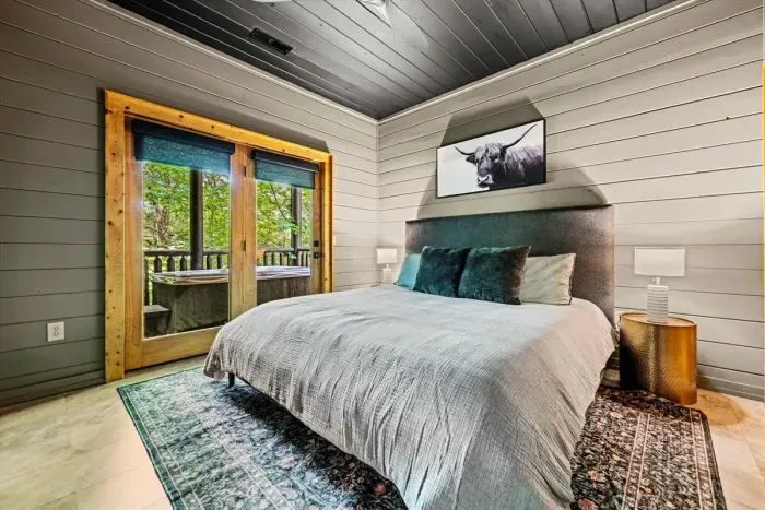 King bedroom with ensuite bathroom.