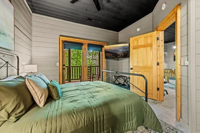 Queen bedroom with ensuite bathroom