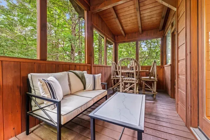 Screened in Porch..a VERY rare amenity in the smokies