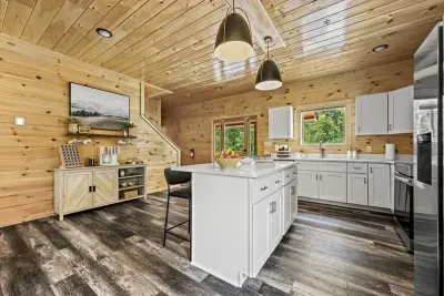 Smoky Mountain Retreat - image 23 of 39