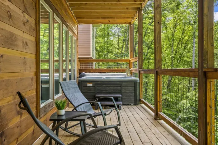 Hot tub that seats up to 6 people