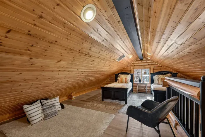 Loft area for extra fun!