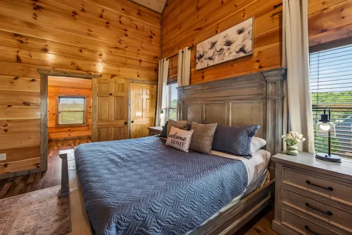 Large King Bed with ensuite bathroom