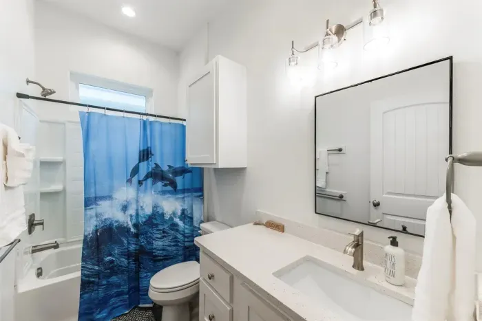 Full bathroom in hallway