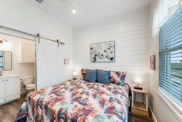 King bed with ensuite bathroom.