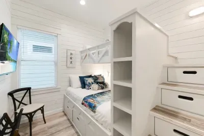 Bunk Room: Twin bed over Queen Bed