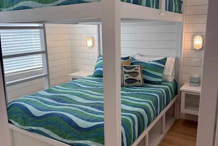 Smart design that maximizes sleeping space without compromising on style or comfort. The perfect layout for hosting large families or groups.